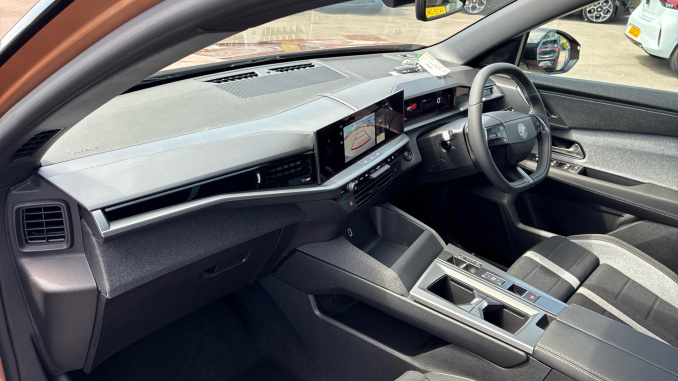 Vauxhall Grandland 1.2 Hybrid 145 Griffin 5dr e-DCT6 Petrol Hatchback - Image 9
